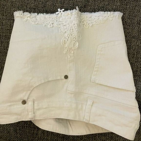💕White jean shorts - Picture 3 of 5